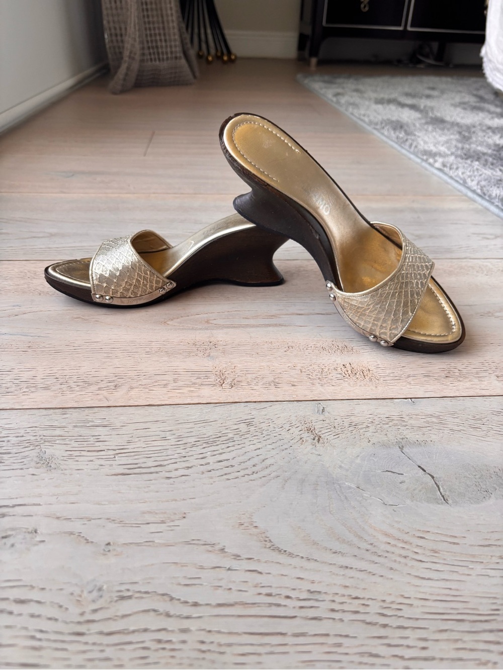 Ferragamo gold wedge slides - Picture 7 of 10